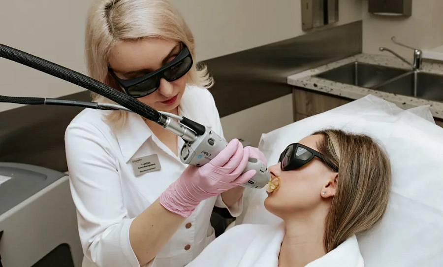 The epilation procedure with Candela GentleLASE Pro is performed contactless.